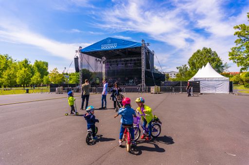 Children with bicycles on a asphalt area during the Poznanskie Dni Rodziny event in the Jan Pawla park.