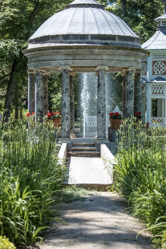 A vertical shot of a pavilion in the Los Chinescos de Aranjuez pond