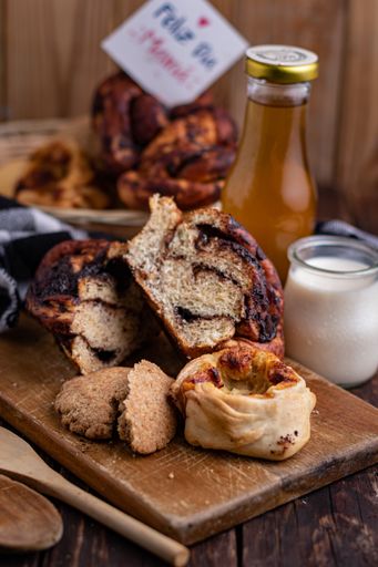 A closeup of tasty cookies with the text ''Happy mother's day'' with bowls of honey and milk