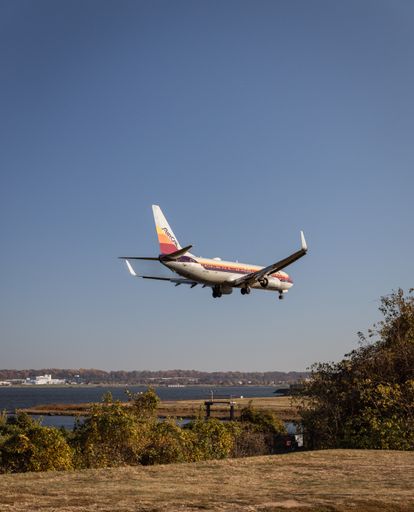 An American Airlines 737 with retro livery on approach to Washington Monument prior to landing at Ronald Reagan Airport