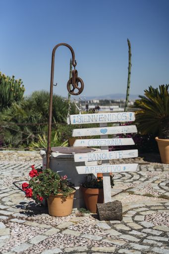 A vertical shot of a sign with welcome writings in Spanish
