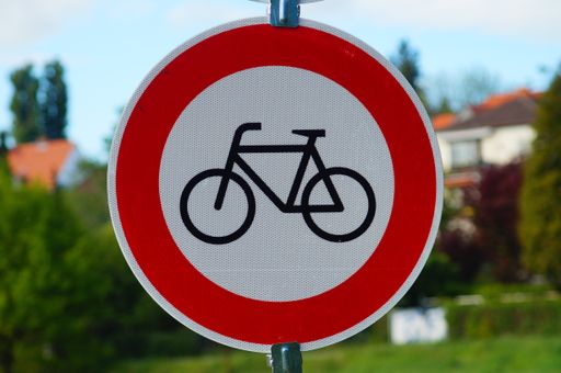 At a construction site, a sign prohibits the passage of bicycle traffic. It is hardly noticed. German traffic sign no. 254