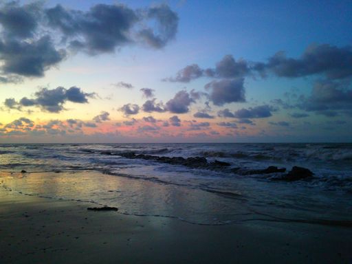 A closeup shot of the skyline of beautiful sunset colors over the seascape