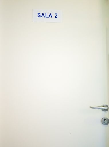 A white plate on the door with the text in Spanish "SALA 2" meaning "ROOM 2"