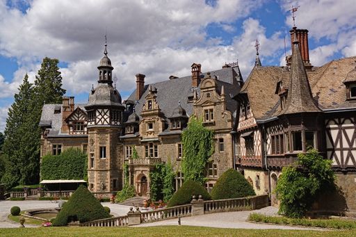 The castle hotel belongs to the University of Giessen, even though it is closer to Marburg in Ebsdorfergrund.