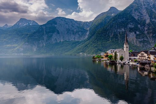 a small town that sits on the side of a lake