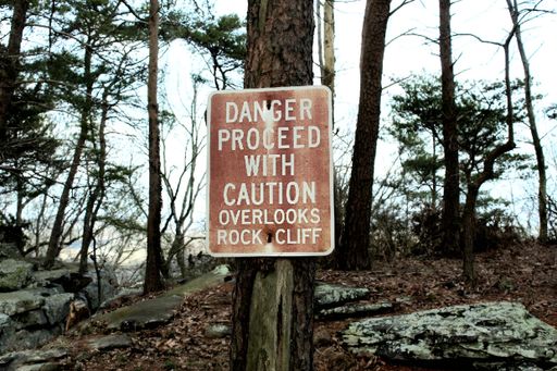 A sign alerting hikers of rock fall danger.
