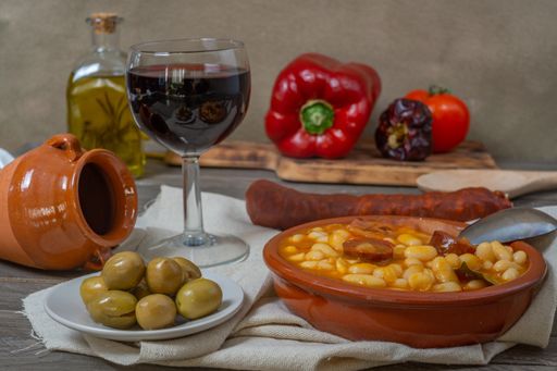 baked beans with garnish in different wood-bottomed containers