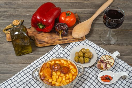 baked beans with garnish in different wood-bottomed containers