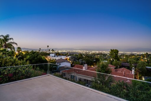 A luxury home with panoramic views in Encino, California