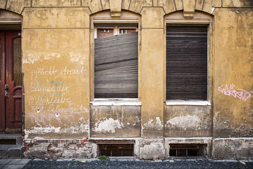 Abandoned house in Cottbus with writing on the facade