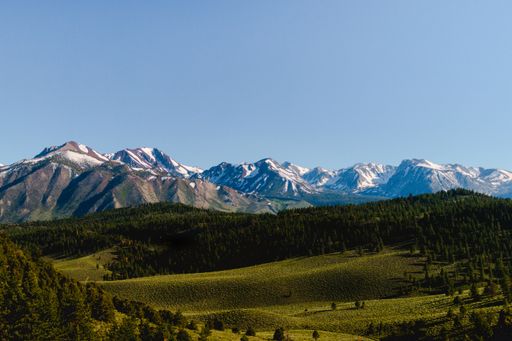 A beautiful shot of the Sierra Nevada mountains under the blue clear sky