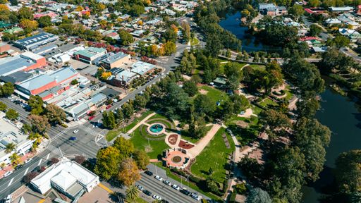 An aerial view of Victoria Memorial Gardens in Wagga Wagga, NSW, Australia.