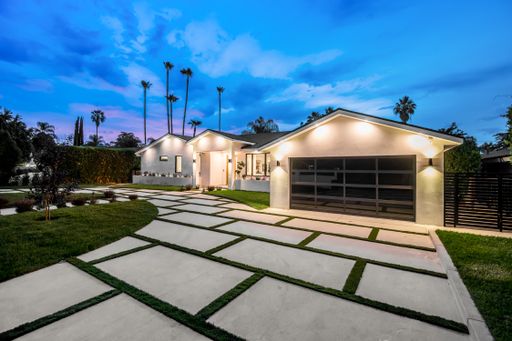 A modern new construction home in Los Angeles