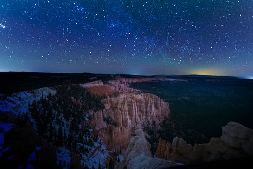 A breathtaking night sky over Bryce Point, Utah's hoodoo-filled plateau
