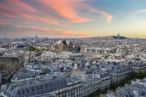 An aerial shot of the beautiful cityscape of Paris during the sunset