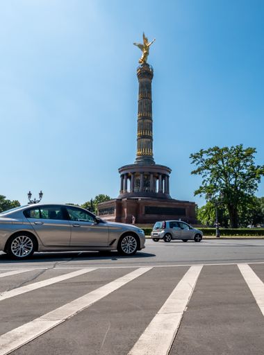 A vertical shot of Victory Column against a clear blue sky in Berlin, Germany