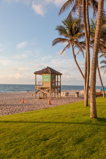 A vertical shot of a lifeguard stand at Deerfield Beach, Florida