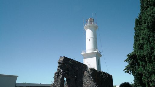 faro en colonia de sacramento en el barrio historico