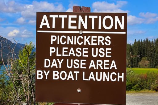 An informing sign for picnickers for using day use area