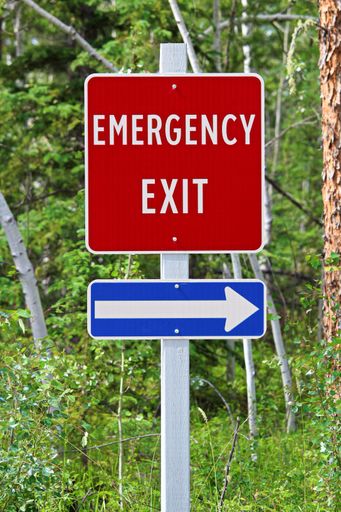 An emergency exit sign with an arrow indicating the direction