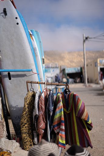 A store selling traditional maroccan cultural cloth, carpetand dishes made from the locals