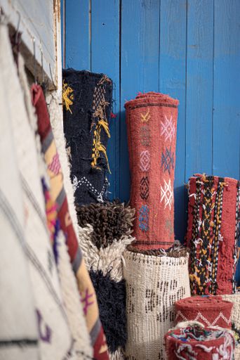A store selling traditional maroccan cultural cloth, carpetand dishes made from the locals