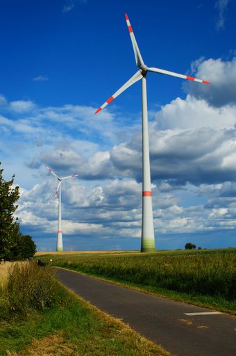The "Hohe Strasse" cycle path follows an old trade route between Frankfurt and Leipzig. At Schoeneck, the path leads through a wind farm.