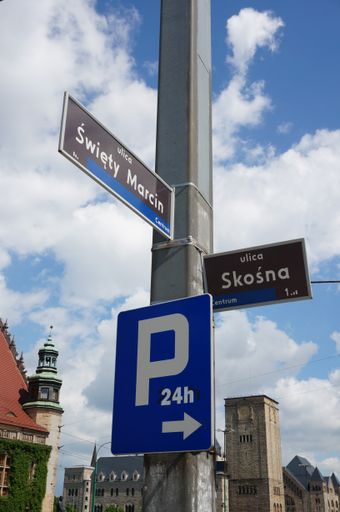 A board showing the way to a parking lot