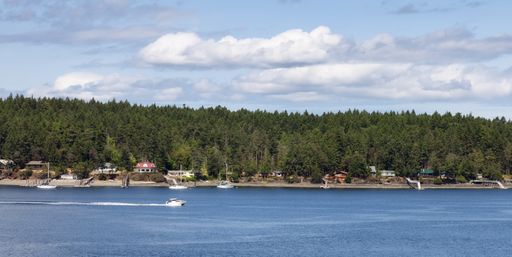 A beautiful shot of Canadian nature landscape and homes on the Island on the Pacific Ocean