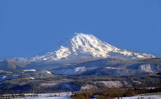 A beautiful shot of a mount Rainier covered in snow during the daylight