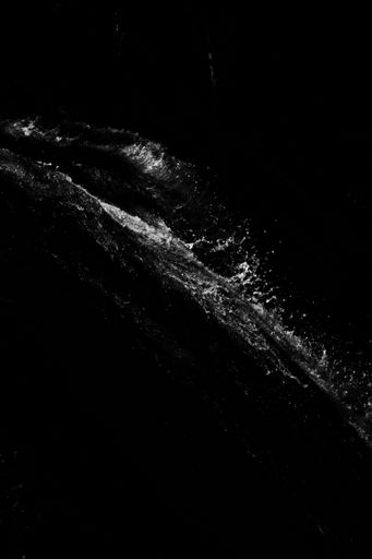 fliessendes wasser an einem wasserfall in schwarz-weiss