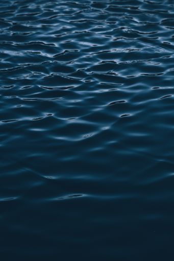 The ripples on the dark blue water during daytime
