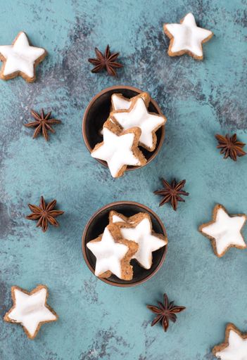 Cinnamon stars, traditional german christmas cookies, gingerbread, empty copy space, advent lights