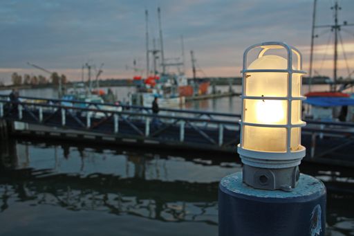 A closeup shot of a cylinder-shaped lamp at the docks in Vancouver, Canada