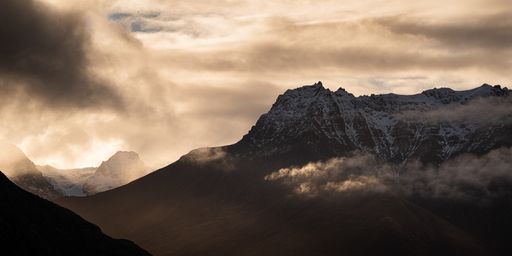 A panoramic shot of the scenic Bayonet Peaks in Queenstown, New Zealand