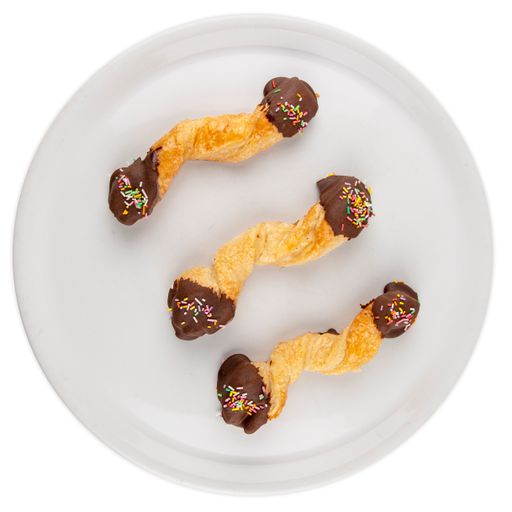 A top view of cookies with chocolate served on a white plate isolated on a white background