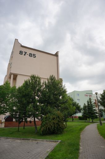 A vertical shot of an apartment building on a gloomy day  on the Stare Zegrze district