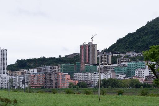A beautiful shot of a residential complex near the mountains in nature.