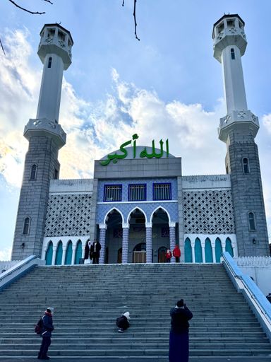 Front view of a mosque in Itaewon, South Korea, showcasing its architectural beauty.
