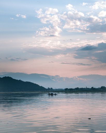 A vertical shot of a beautiful Dal Lake at the sunset in Srinagar, J&k, India
