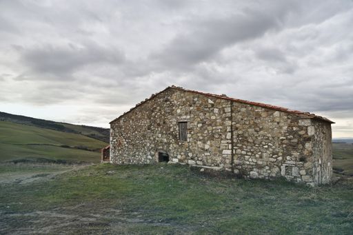 A beautiful shot of a stone cabin  in the middle of the mountains
