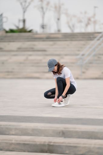 A young female jogger tying her shoelaces