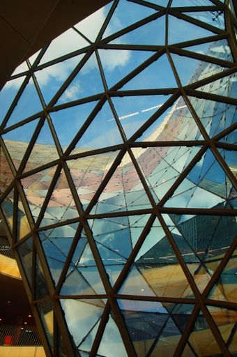 The facade and the roof of the MyZeil shopping centre merge into each other, forming funnels and tubes inside that run through the building.