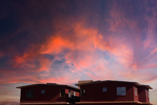 Apartamentos mas altos de un edificio durante un atardecer