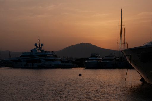 porto di marina di olbia al tramonto con yacht