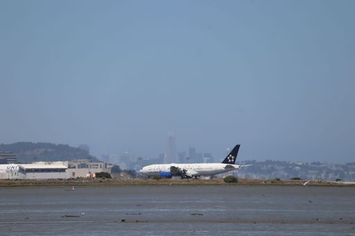 United Airlines Boeing 777 landing at San Francisco airport with Diablo mountain range in the background