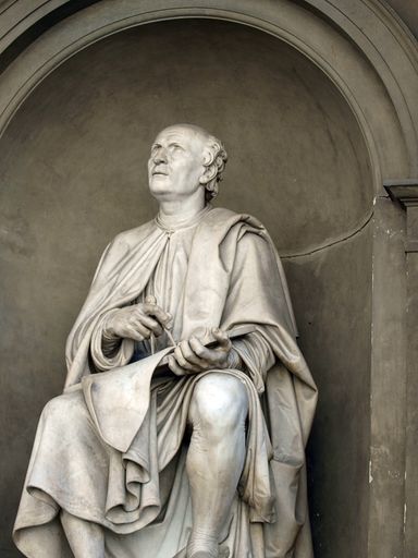 A vertical shot of the statue of the famous architect Bruneleschi in Florence, Italy