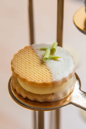 Elegant alfajor filled with cream and topped with white chocolate.
