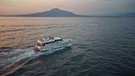 Yatch al tramonto con il Vesuvio sullo sfondo